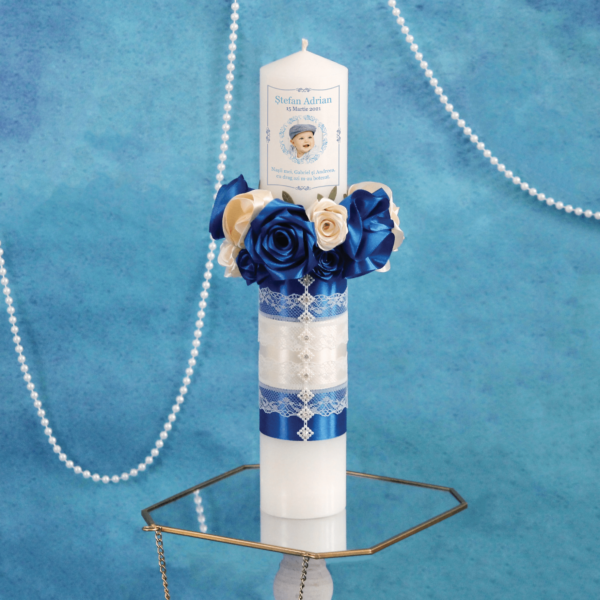 lumanare botez personalizata flori trandafiri satin albastru bleumarin ivoire baiat